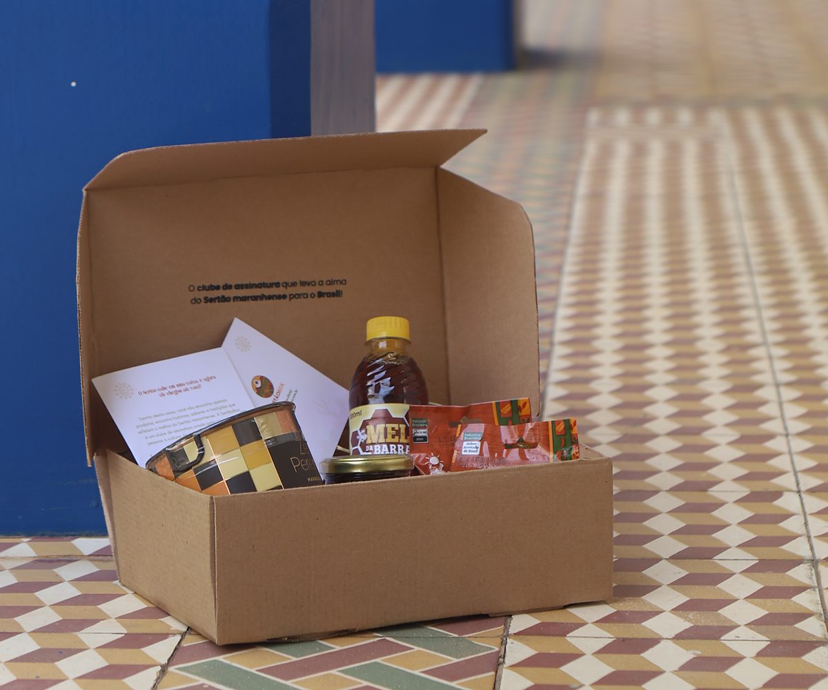 Caixa SertãoBox aberta com os produtos da Edição Raízes do Maranhão