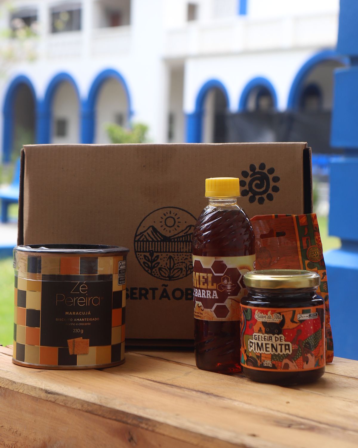 Produtos da Edição Raízes do Maranhão em frente à caixa SertãoBox